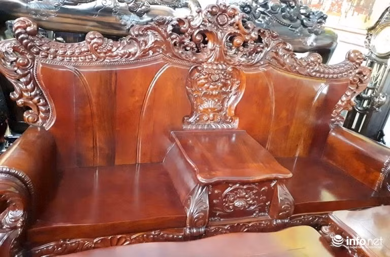 và 4 ghế đơn, tất cả đều được làm từ gỗ mun hoa của Lào. Ảnh: Minh Thư