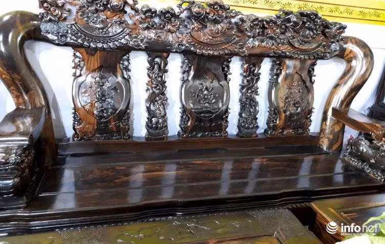 “Có một vị khách hàng ở bán đảo Linh đàm hỏi mua nhưng chúng tôi chưa muốn bán, vì bộ này được làm từ gỗ Mun hoa của Lào là một loại gỗ hiếm “vua của gỗ”, vân gỗ tự nhiên, càng dùng càng bóng; đặc biệt vách liền khối, tay 20 nên rất giá trị. Chúng tôi cứ để trưng bày, làm kỉ niệm đã”, một đại diện đơn vị này cho hay.