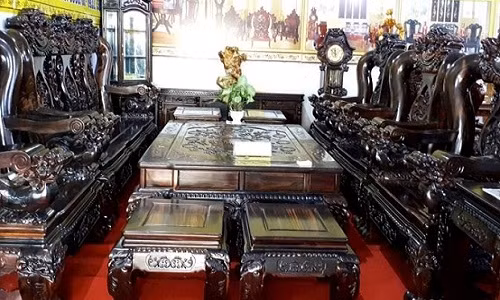 Ngam bo ban ghe “vua go” gia gan 2,5 ty dong, dai gia hoi mua khong duoc