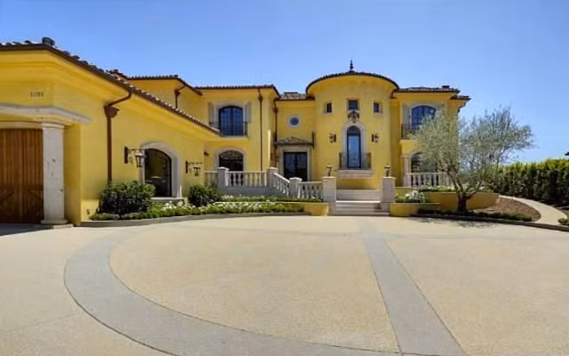 Mặt trước ngôi nhà sơn màu vàng nắng tươi sáng. Ảnh: Celebuzz.