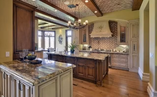 Phòng bếp đậm chất quý tộc sử dụng nội thất gỗ quý hiếm. Ảnh: Celebuzz.