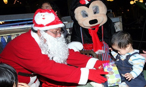 Nếu chuyển quà trong ngày 23, 24 tháng 12 thì giá tăng gấp đôi. Ảnh: Lao động.