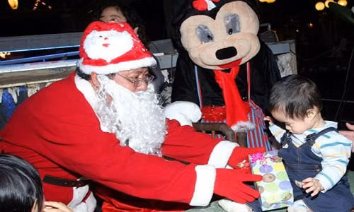 Nếu chuyển quà trong ngày 23, 24 tháng 12 thì giá tăng gấp đôi. Ảnh: Lao động.