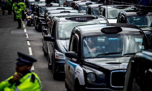 Taxi chặn đường ở trung tâm London năm 2014 trong chiến dịch phản đối Uber ở các thành phố lớn trên khắp châu Âu (Nguồn: New York Times).