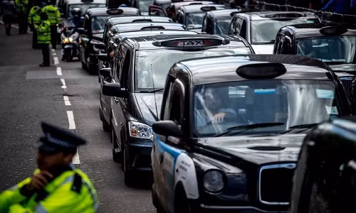 Taxi chặn đường ở trung tâm London năm 2014 trong chiến dịch phản đối Uber ở các thành phố lớn trên khắp châu Âu (Nguồn: New York Times).