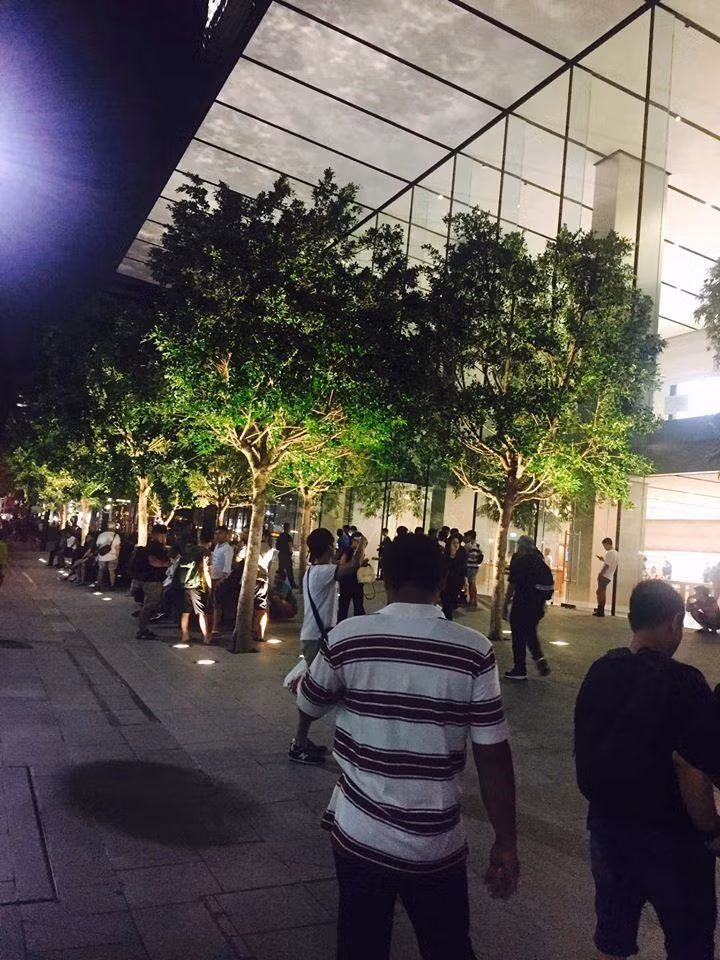 Lượng iPhone X mở bán trong ngày 3/11 được dự đoán ở mức hạn chế nên hiện tượng người mua chờ đợi sớm là điều không quá bất ngờ. Ảnh: Facebook Xì Trum 8.