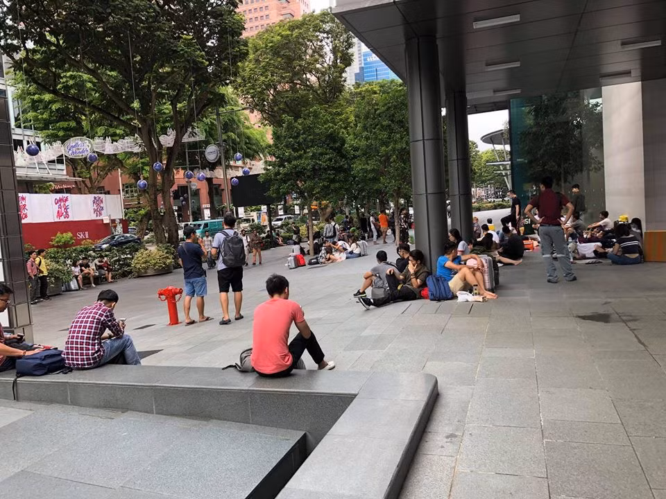 La liệt người vật vã chỉ để mua được chiếc iPhone X đầu tiên. Ảnh: Facebook Xì Trum 8.