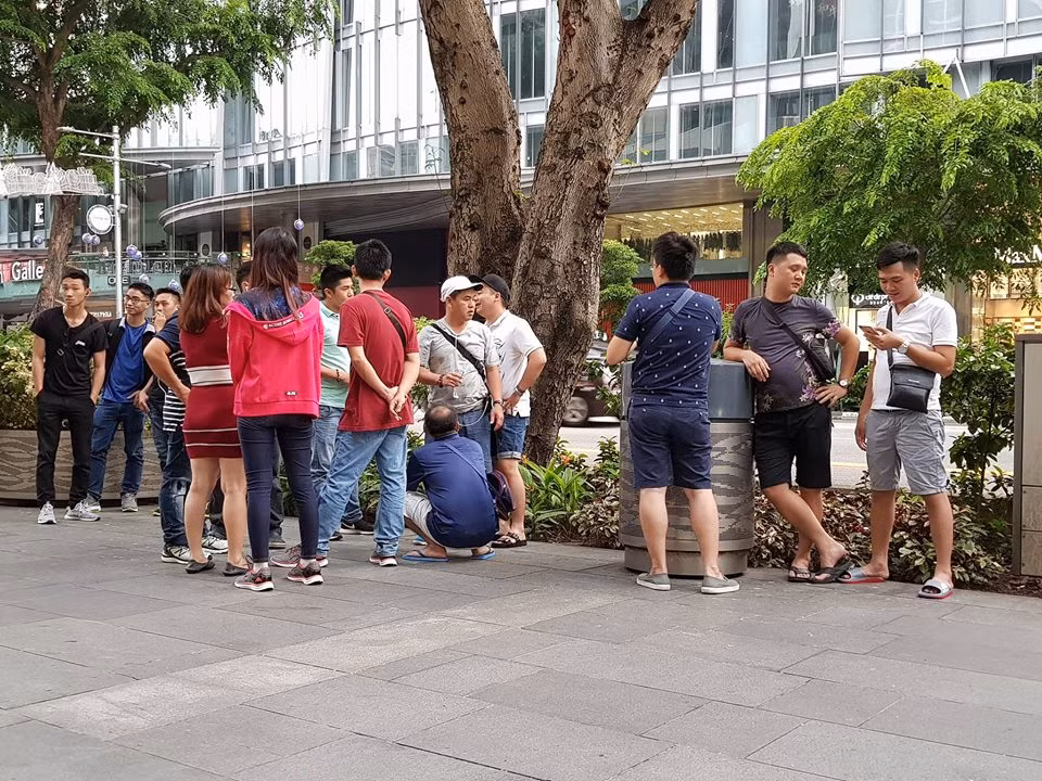 Nguồn tin trên VTV cho biết, trước đây một người xếp hàng tại Apple Store có thể mua được 2 - 3 máy, nhưng với iPhone X thì một người chỉ mua được 1 máy. Ảnh: Facebook Xì Trum 8.