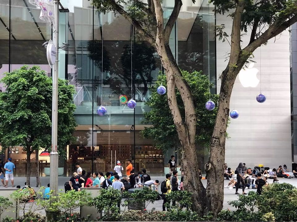 Nhiệt huyết dành cho iPhone X đang nóng hừng hực. Ảnh: Facebook Xì Trum 8.