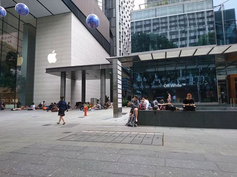 Trong số gần 200 người xếp hàng chờ mua iPhone X tại Singapore thì phần đông là các bạn trẻ đến từ Việt Nam. Ảnh: Facebook Lưu Hiếu.