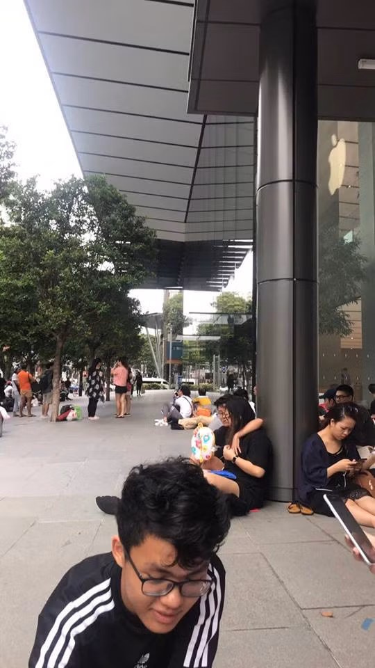 Với các iPhone trước, khách chỉ phải xếp trước khoảng 1 ngày, nhưng iPhone X thì phải xếp trước 3-4 ngày mới có thể mua được. Ảnh: Facebook Xì Trum 8.