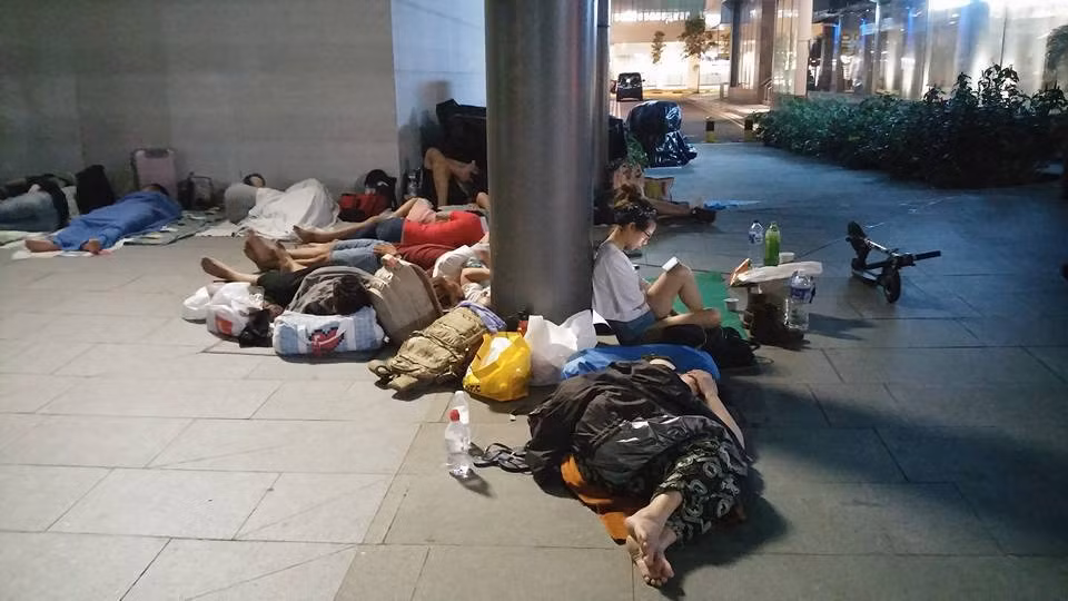 Tranh thủ lướt web vì không ngủ được. Ảnh: Facebook Xì Trum 8.