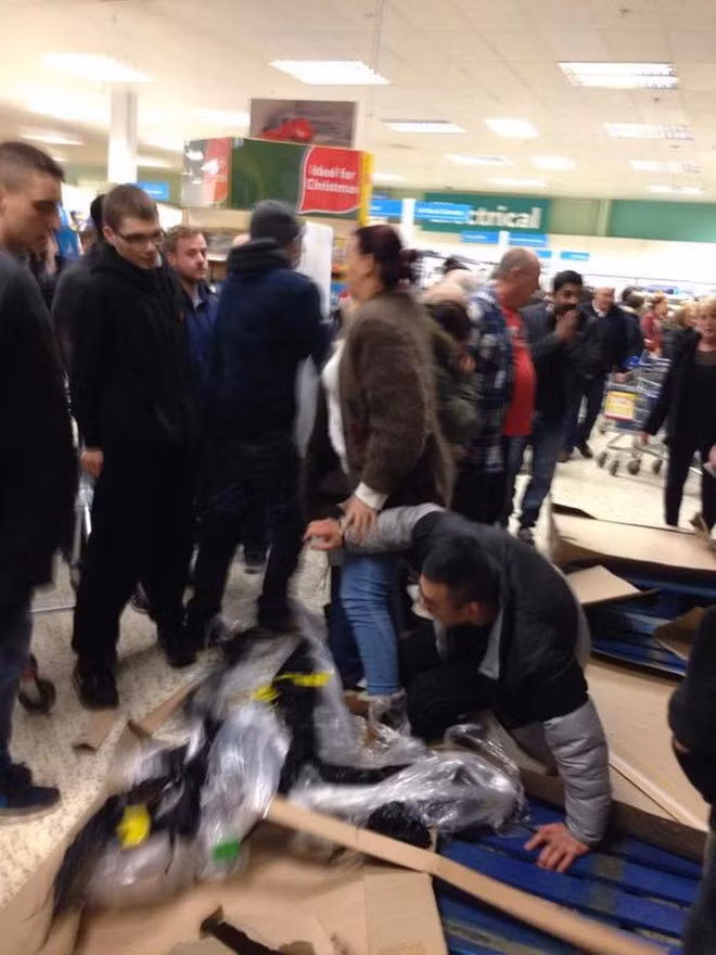 Ngày Black Friday 2014 tại Anh, một người đàn ông đã phá hỏng tivi của người khác vì bực tức khi không giành được chiếc nào cho mình. Ảnh: Manchester Evening News.