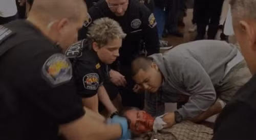 Trong ngày Black Friday 2016, đã có 2 người chết, 2 người bị thương trong các vụ xả súng và đụng độ. Trong đó, một thanh niên 21 tuổi bị bắn chết tại điểm đỗ xe bên ngoài cửa hàng. Ảnh: CNN.