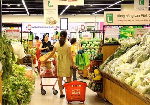 Nhân dịp này, khách hàng có cơ hội mua sắm hơn 150 sản phẩm thiết yếu như thực phẩm, nước uống, hàng gia dụng, thời trang… được bán với giá ưu đãi. Ảnh: Người Lao Động.