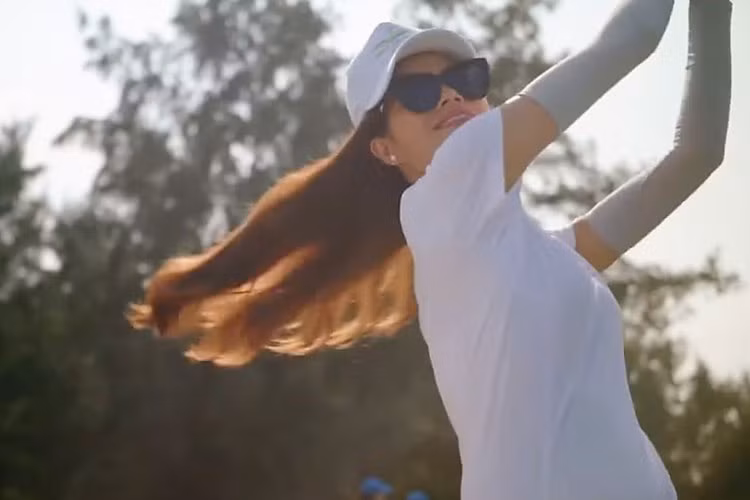 Hoa hậu thể hiện khả năng chơi golf tại một sân golf ven biển.