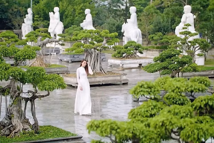 Hình ảnh Phạm Hương đến thăm chùa Linh Ứng, ngôi chùa nổi tiếng linh thiêng của Đà Nẵng, trên bán đảo Sơn Trà. Ngôi chùa có tượng Phật Quan Thế Âm khổng lồ cao 67 m, đường kính tòa sen 35 m.