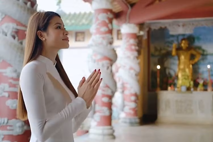 Trong phim ngắn, hoa hậu lần lượt đến thăm những thắng cảnh nổi tiếng của thành phố Đà Nẵng như biển Mỹ Khê, chùa Linh Ứng, bán đảo Sơn Trà, Ngũ Hành Sơn, bờ sông Hàn và các khu nghỉ dưỡng cao cấp dọc bờ biển.