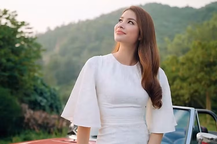 Chạy xe dọc biển để đến bán đảo Sơn Trà, Phạm Hương chia sẻ: "Cung đường tuyệt đẹp này với những phong cảnh bên biển, bên núi sẽ cho chúng ta cảm giác thú vị. Đây cũng là nơi chúng ta dễ dàng nhìn ngắm loài voọc chà vá chân nâu, loài vật được mệnh danh là Nữ hoàng của bán đảo Sơn Trà".