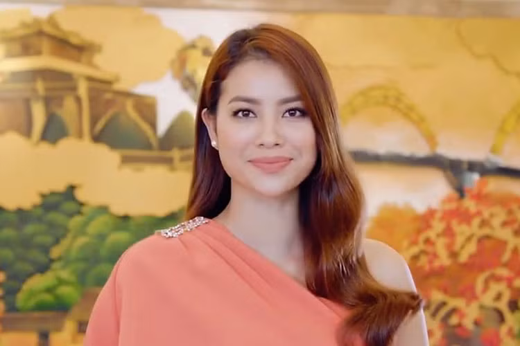 Tại tiền sảnh một khu nghỉ dưỡng lớn ở Đà Nẵng, Phạm Hương xuất hiện trong bộ váy dạ hội quyến rũ. Cô giới thiệu Đà Nẵng hiện có hơn 20 khu nghỉ dưỡng cao cấp đạt chuẩn quốc tế, là nơi lưu trú cho các đoàn đại biểu APEC 2017.