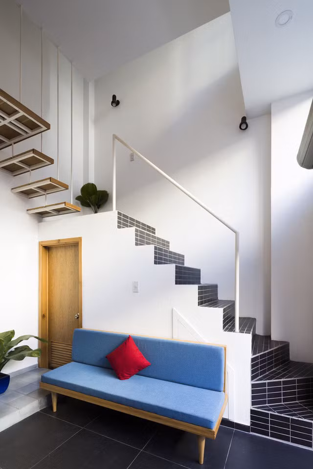 Gầm cầu thang tầng 1 khéo léo tận dụng làm nhà vệ sinh và kho chứa đồ.