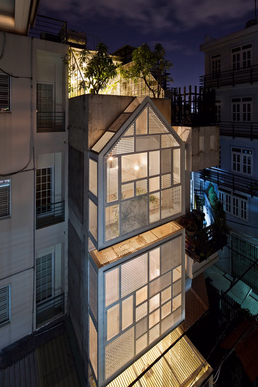 Cũng tại TP HCM, một ngôi nhà 3 tầng khác với diện tích 30m2 sử dụng vách lỗ ngoài mặt tiền để lấy ánh sáng.