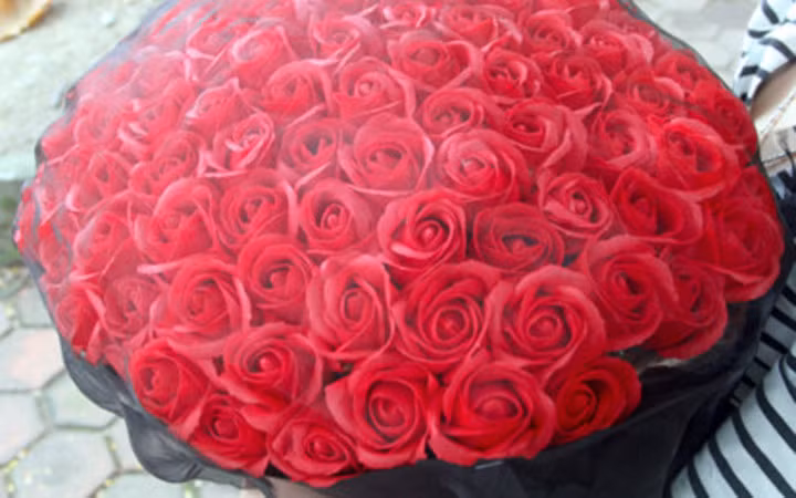 Một bó hồng sáp thơm “khủng” với 99 bông có giá hơn 1 triệu đồng