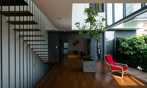 Không gian thư giãn thoáng đãng với hàng cây xum xuê phía trước.