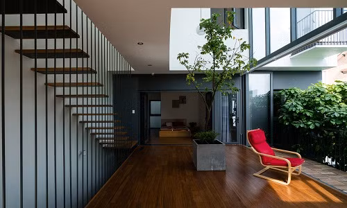 Không gian thư giãn thoáng đãng với hàng cây xum xuê phía trước.