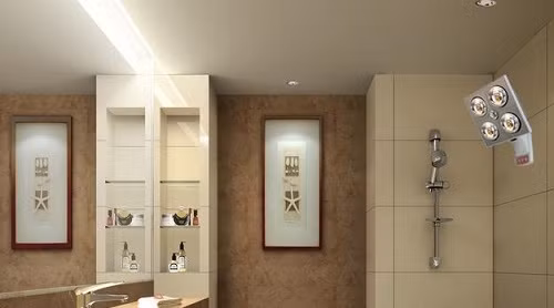 Trong khi tắm, cần đứng cách đèn sưởi một khoảng cách vừa phải, không xa quá, không sát quá để tránh hắt nước vào vừa làm giảm hiệu suất tỏa nhiệt vừa làm giảm tuổi thọ bóng đèn sưởi. Ảnh: Meta.