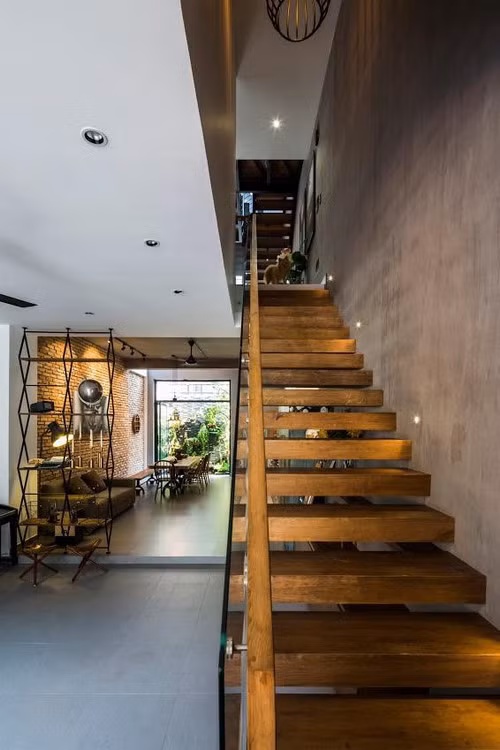 Nét phóng khoáng, tự do được thể hiện qua những mảng thông tầng, mở rộng nhìn ra sân vườn, cầu thang thay đổi vế.