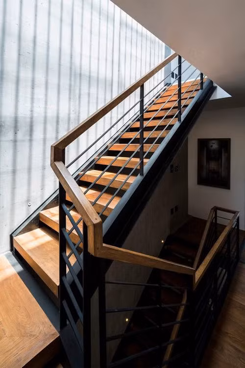 Cầu thang sắt mặt gỗ.