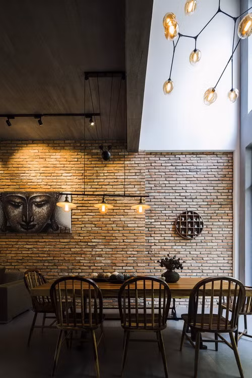 Tường gạch tạo nét thô mộc, duyên dáng.