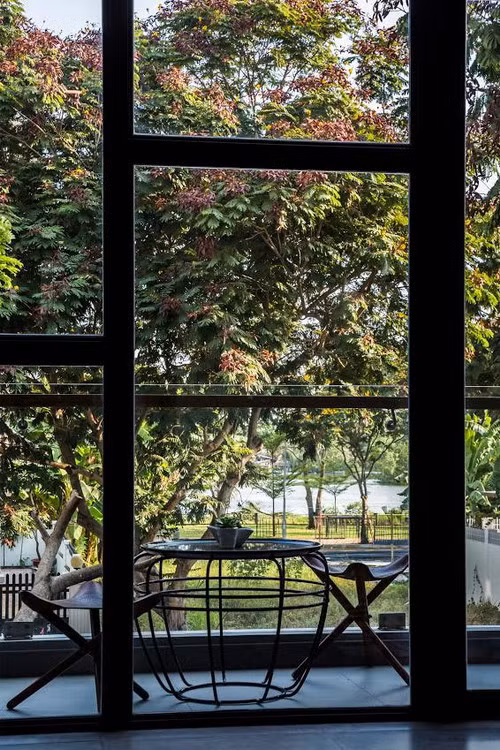 Ban công là nơi thưởng trà, thư giãn của gia chủ. Nguồn ảnh: Hiroyuki Oki/Kientrucnhangoi.