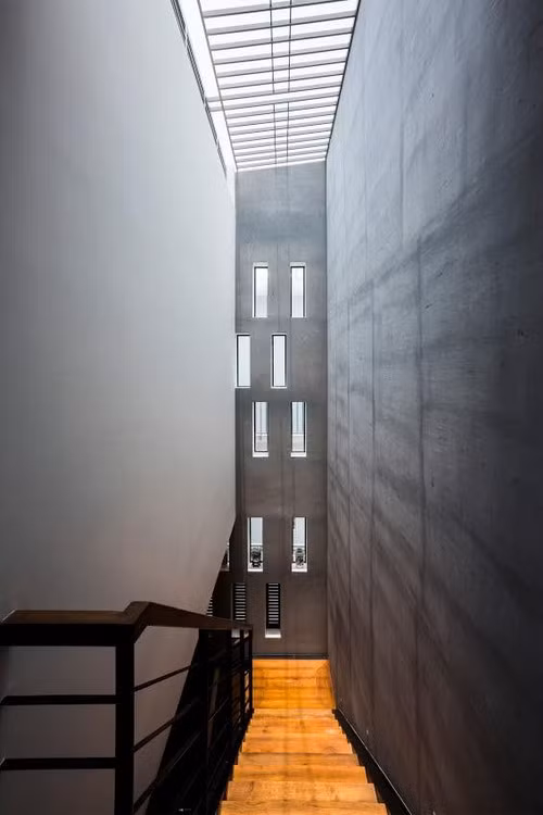 Ô thoáng nhỏ lấy ánh sáng tối đa cho căn nhà.