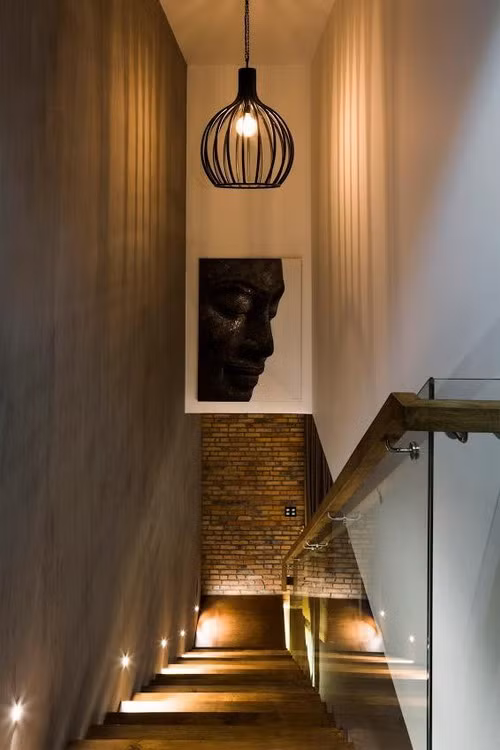 Những mảng bê tông xen lẫn tường xi măng, tường gạch thô mộc mạc.