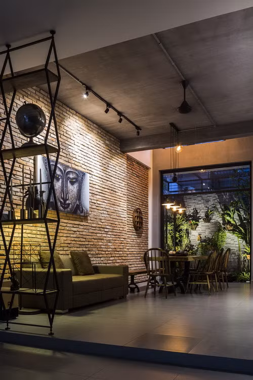 Phòng khách chung không gian với phòng bếp.