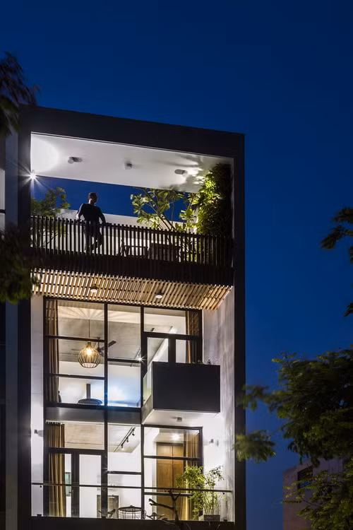 Điểm nhấn chính tạo nên nét đẹp mỹ thuật ở mặt tiền là ban công nan gỗ.