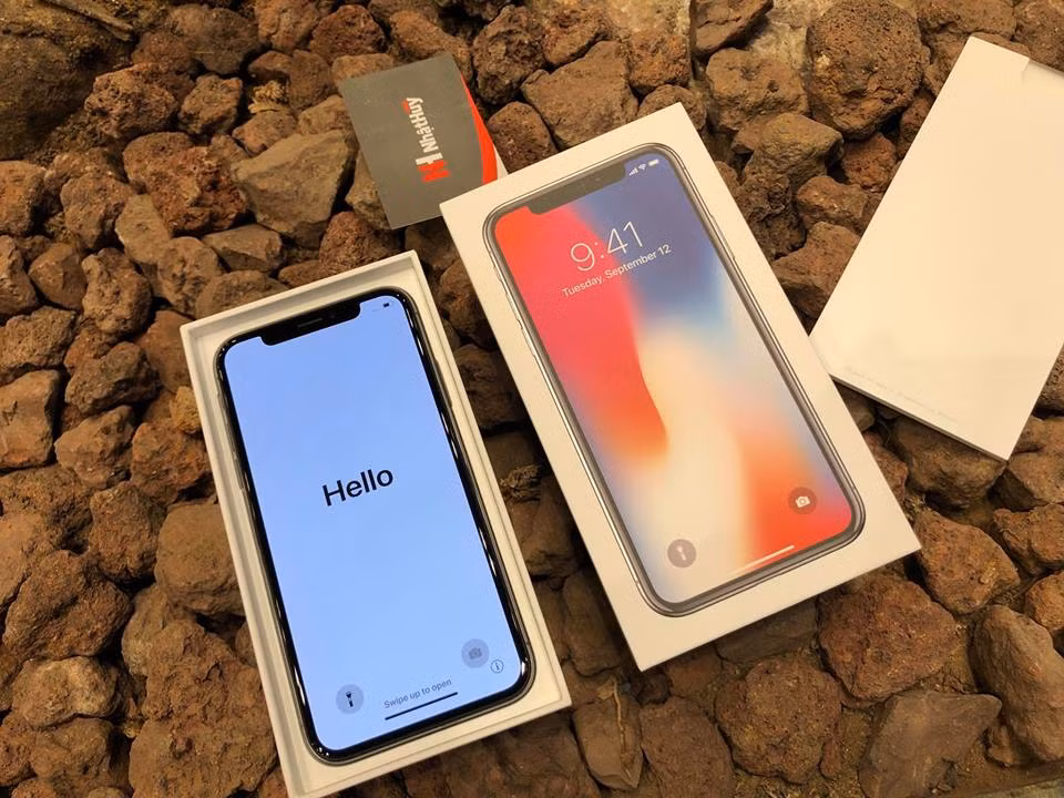 Các chủ cửa hàng đều có mặt tại Singapore để lấy máy kích hoạt khiến không ít người dùng Việt phấn khích. Ảnh: Facebook Nhật Huy Mobi.