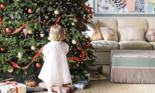 Kết hợp 2 màu sắc truyền thống xanh và đỏ, cây thông nhà bạn bỗng chốc trở nên vui tươi, bắt mắt và đầy màu sắc.