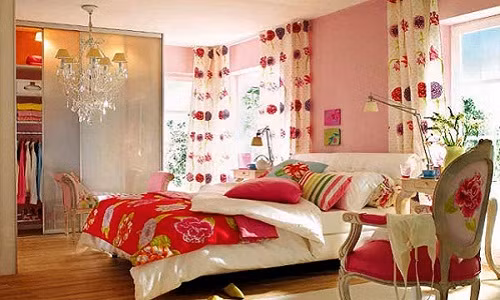 Sử dụng họa tiết quá rườm rà là sai thường gặp nhất trong thiết kế phòng ngủ. Nhiều người có thói quen cứ thấy mẫu chăn, gối mới, bắt mắt nào là không ngần ngại tậu ngay về nhà mà chưa kịp xem nó có phù hợp với căn phòng hay không. Ảnh: Biteinto.