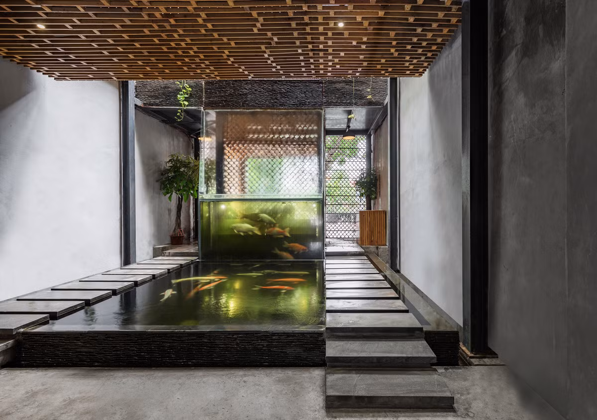 Không gian trung tâm bên trong Koi Cafe có điểm nhấn là hệ thác nước chảy từ tầng 2 xuống.