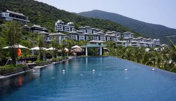 InterContinental Đà Nẵng có 200 phòng nghỉ và villas có dịch vụ nghỉ dưỡng đạt tiêu chuẩn bậc nhất thế giới. Ảnh: Foody.