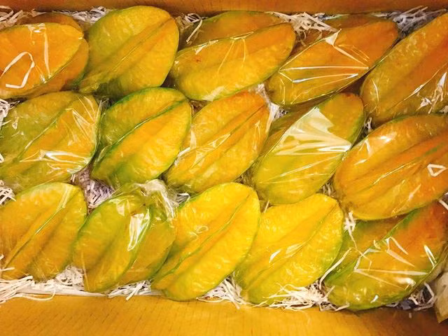 Đáng chú ý hơn, loại khế Đài Loan này có giá bán từ 300.000 - 350.000 đồng/kg. Tính ra, quả khế to 0,5kg có giá 150.000 đồng, còn quả nhỏ 300g cũng có giá 100.000 đồng. Ảnh: FB Hiền Hùng.