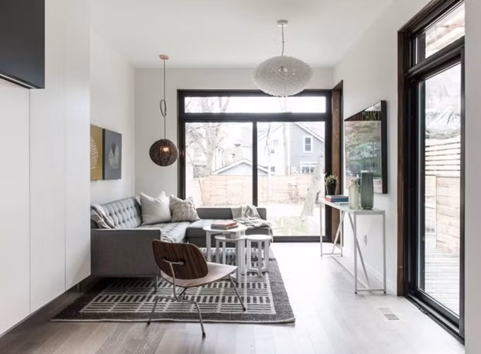 Diện tích nhỏ nên phòng khách của căn nhà được tối giản hết mức có thể.