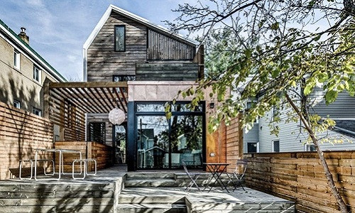 Nằm dưới tán lá râm mát, ngôi nhà cấp 4 ở Hà Lan gây ấn tượng khi sử dụng toàn bộ chất liệu gỗ để ốp bên ngoài.