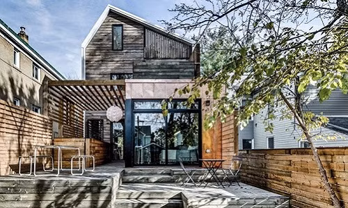 Nằm dưới tán lá râm mát, ngôi nhà cấp 4 ở Hà Lan gây ấn tượng khi sử dụng toàn bộ chất liệu gỗ để ốp bên ngoài.