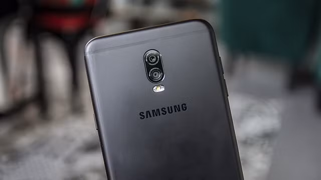 Có giá bán chưa tới 10 triệu đồng, Samsung Galaxy J7+ là chiếc smartphone cận cao cấp đầu tiên được Samsung trang bị camera kép. Ảnh: Thegioididong.