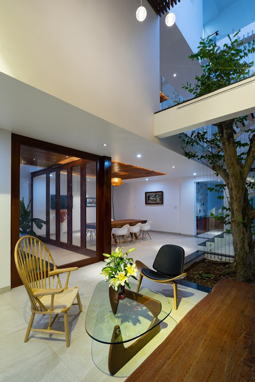 Khu vực tiếp khách bố trí đơn giản mà sang trọng. Ảnh: Quang Trần.