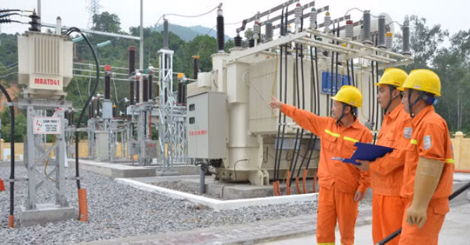 Vị trí thứ 2 thuộc về Tập đoàn điện lực Việt Nam (EVN). EVN được đánh giá là một trong những tập đoàn lớn nhất tại Việt Nam sản xuất kinh doanh điện với một mạng lưới hùng mạnh gồm 93 đơn vị thành viên, trong đó có 5 tổng công ty điện lực kinh doanh điện năng đến khách hàng. Ảnh: BizLive.